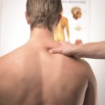 uomo con infiammazioni muscolari
